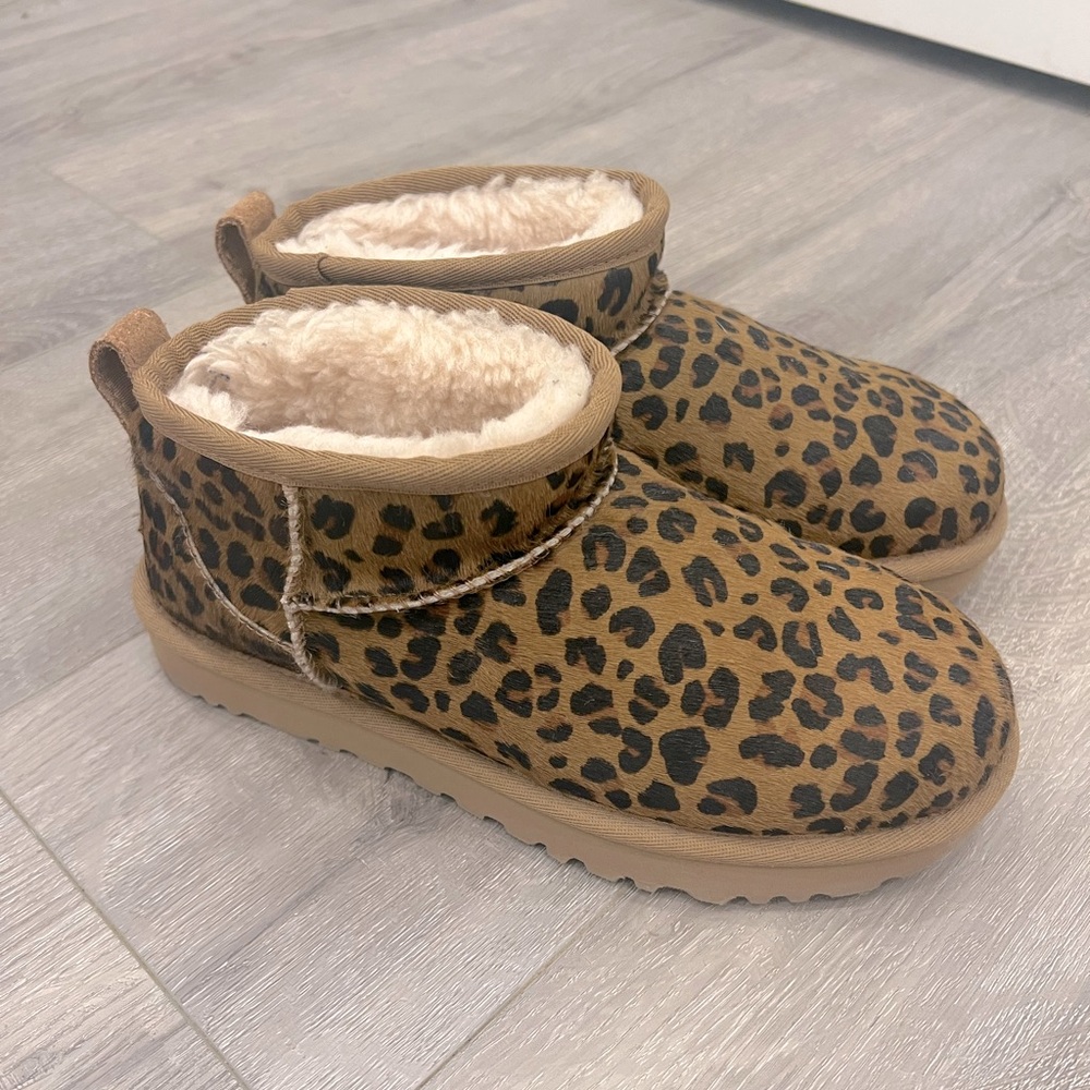 Women’s UGG mini ll